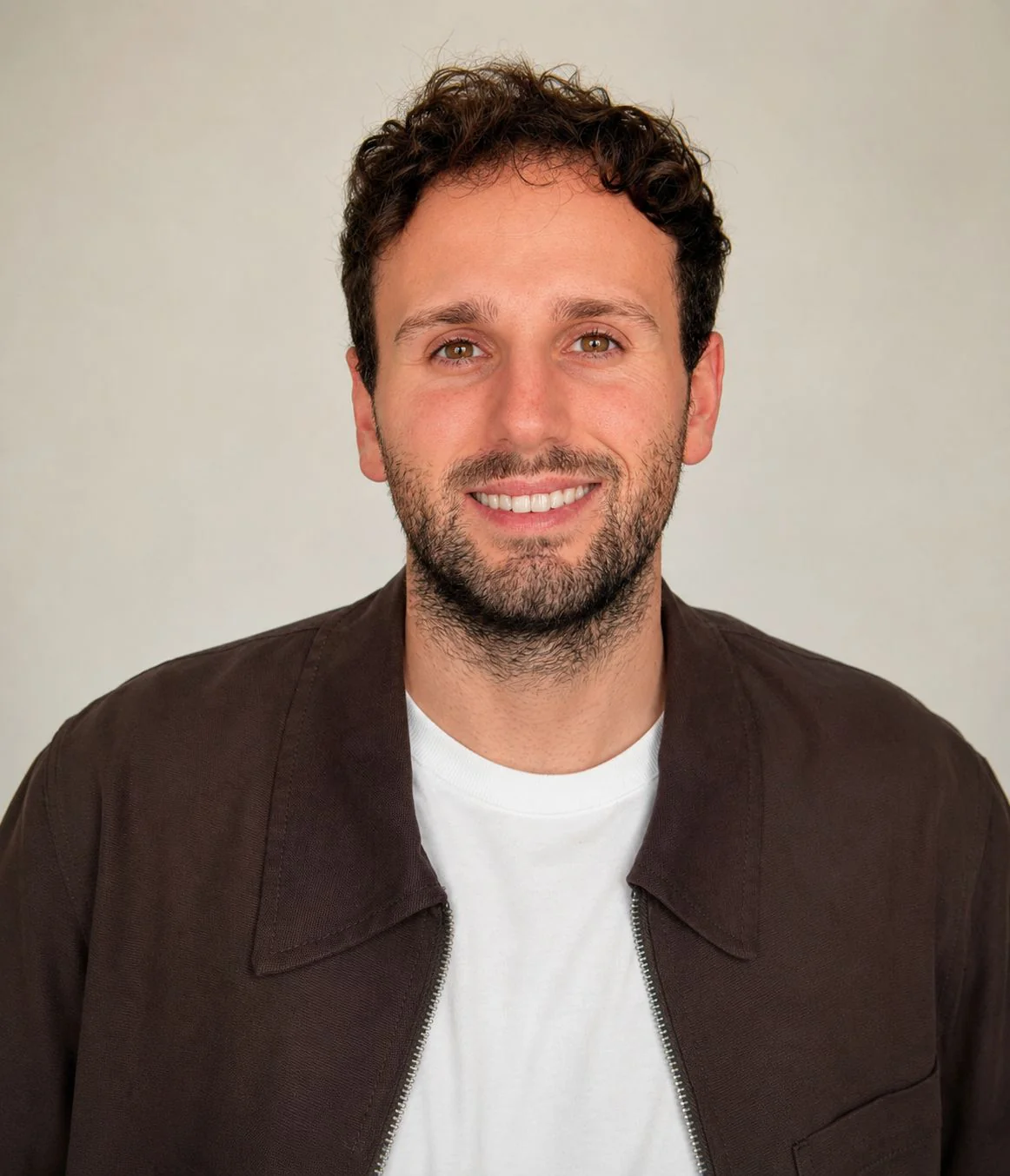 Carlos Martin sorrindo, em retrato de meio corpo